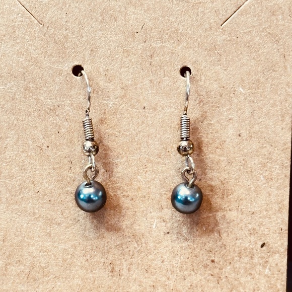 Freshwater Pearl Hook Earrings Dark Gray Pearls - Picture 1 of 1